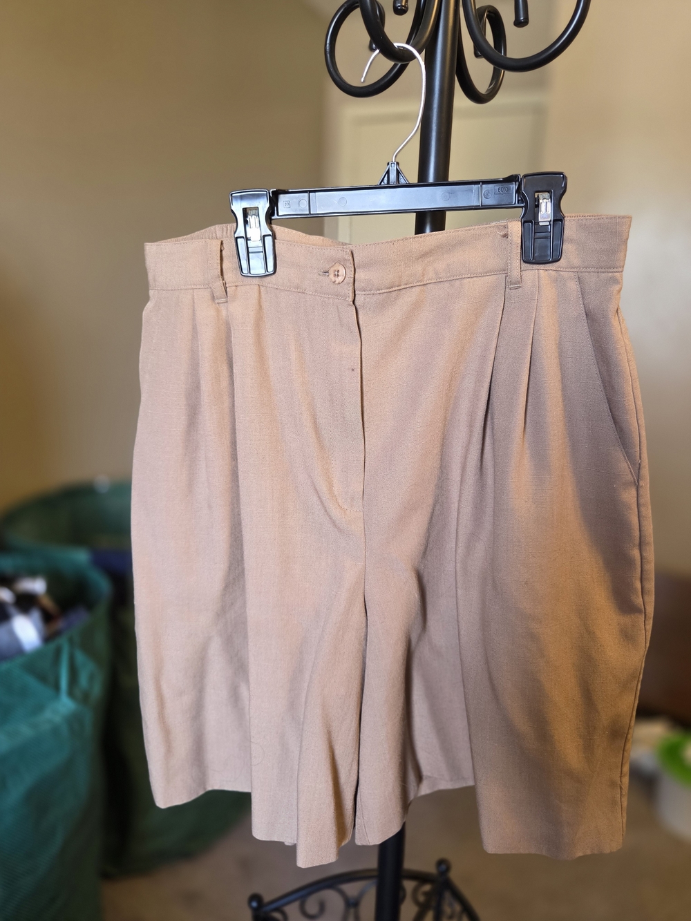 Tailored High-Waist Women's Bermudas in Beige